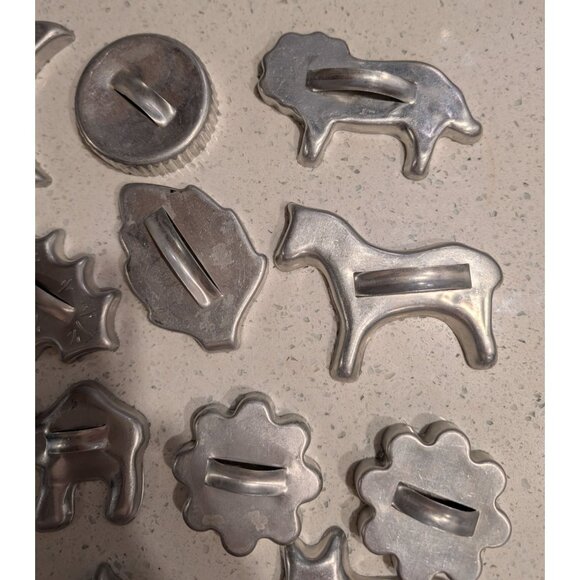 Vintage 1950s Assorted Metal Cookie Cutters Set Of 19 - Picture 6 of 16